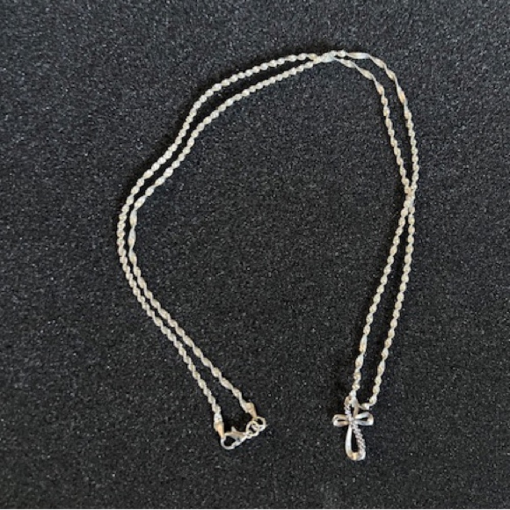 Cross pendant necklace